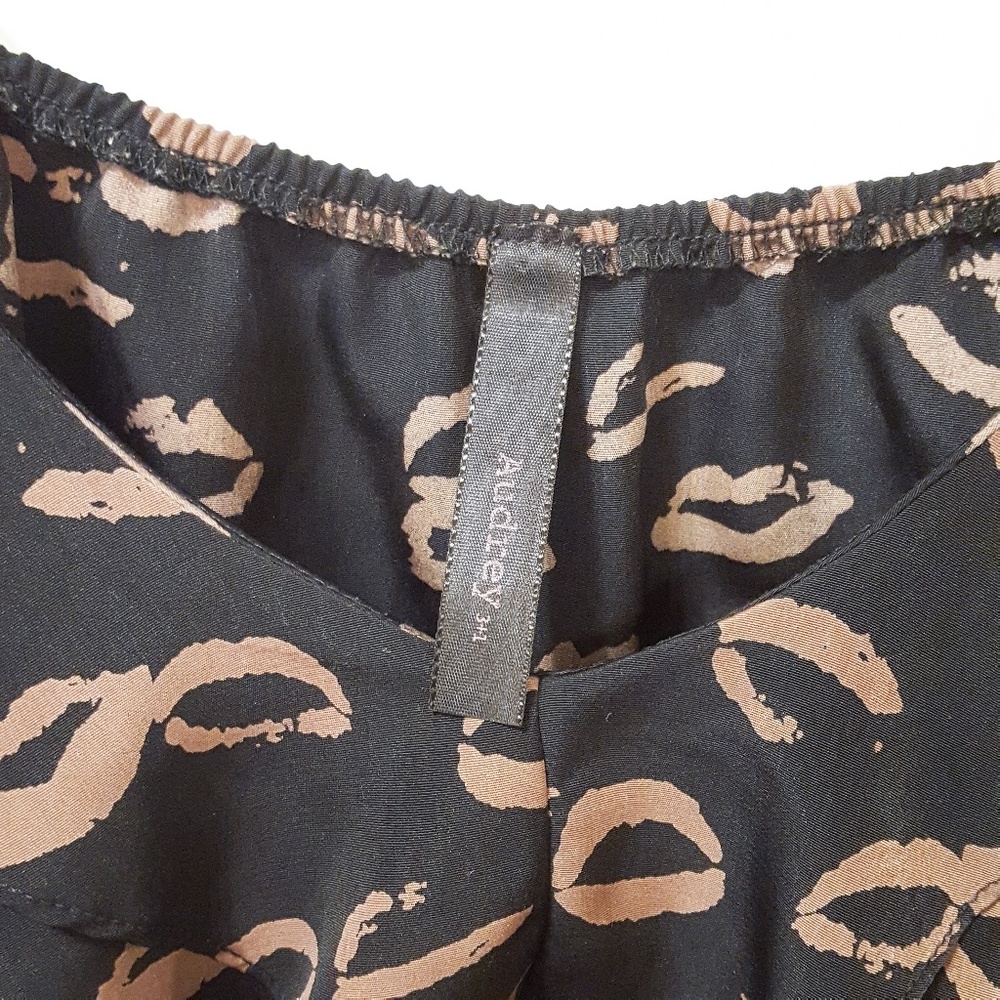 Audrey 3+1 Black and Gold Kiss Lips Top - Picture 3 of 5